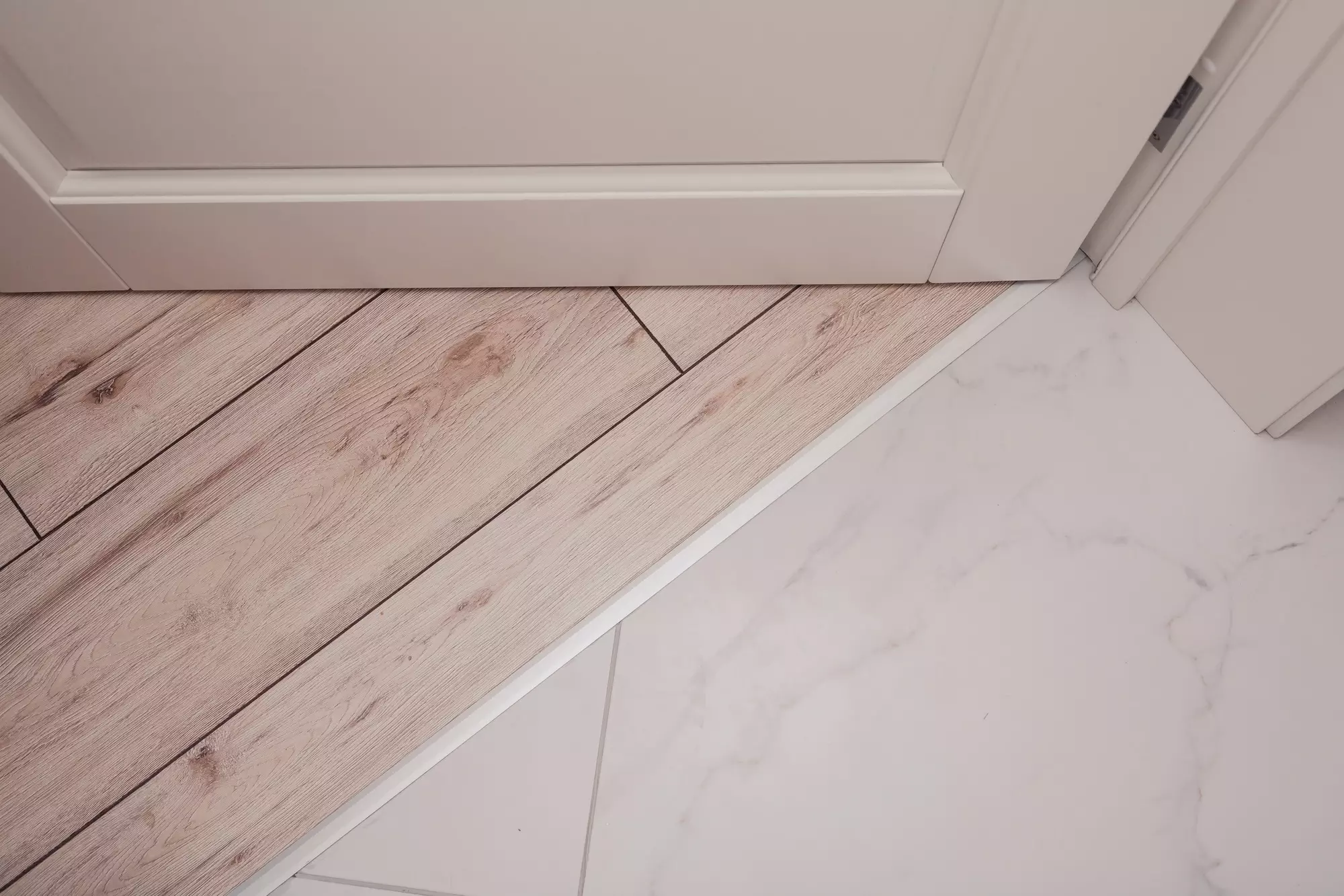 Aluminum threshold between ceramic tiles and parquet